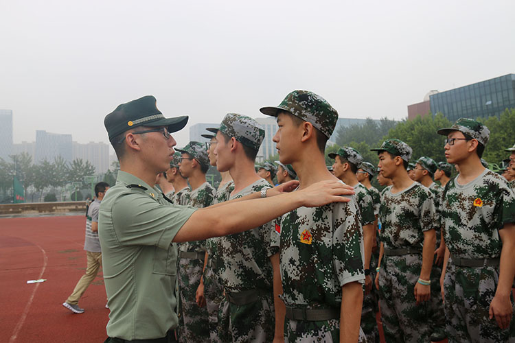 图片6：教官纠正动作.JPG
