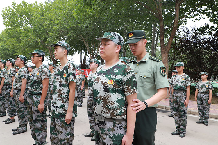 图片7：军姿矫正.JPG