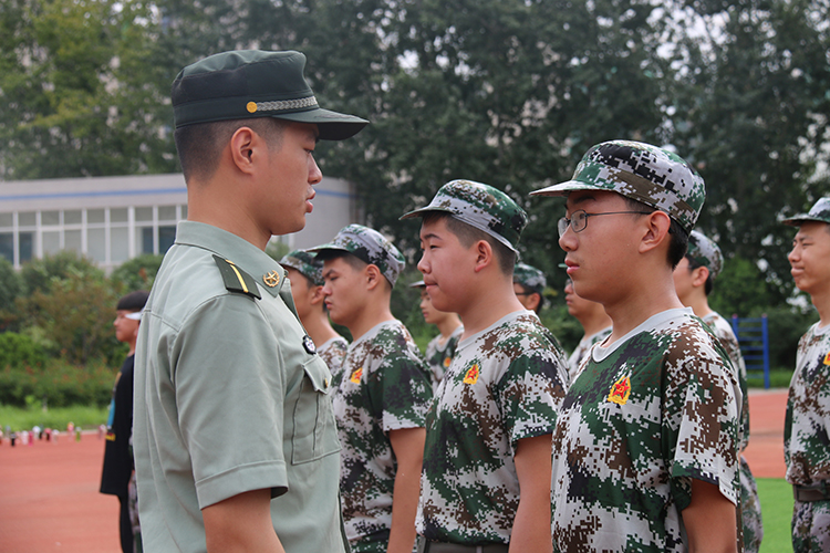 图片3：教官指导.JPG