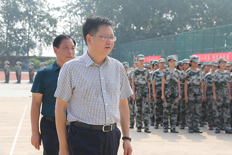 图片3：视察高中部方队.JPG