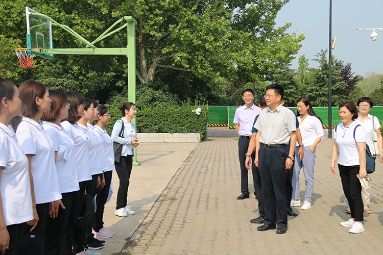图片5：慰问一线参训教师.JPG