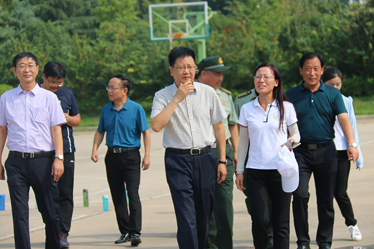 图片6：领导询问军训保障有关情况.JPG