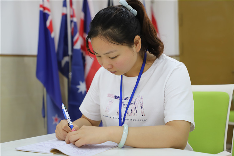 1568075766259480.jpg 图片4:青年教师认真学习.JPG