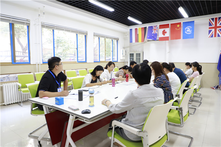 1568075883722112.jpg 图片3:青年班主任认真做笔记.JPG