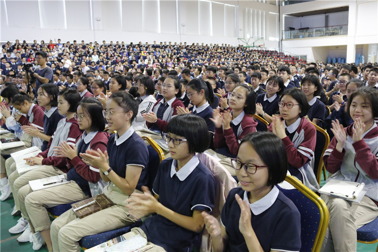 同学们以饱满的热情聆听过教授讲座.JPG