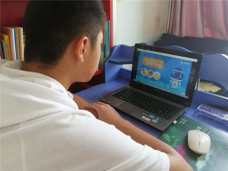 1588749435701559.jpg 学生认真上团课.jpg