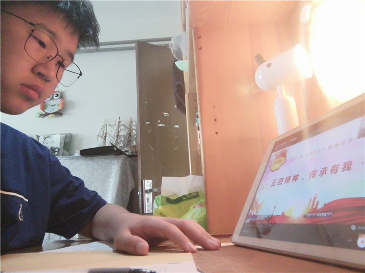 1588749444770441.jpg 学生认真听课1.jpg