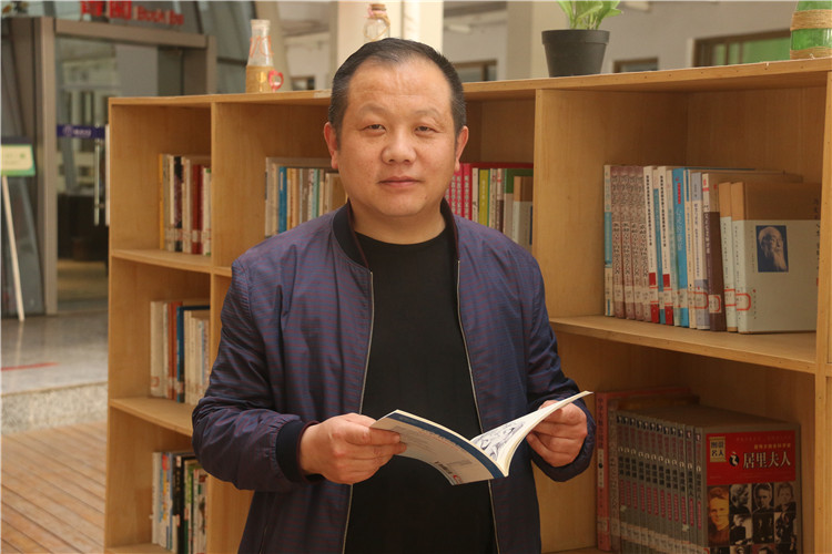 陈伟.jpg