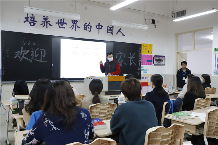 图片5：高二数学教师与家长进行深入交流.JPG