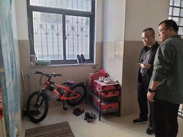 图片4张谦主任、秦立新主任检查后勤宿舍.png