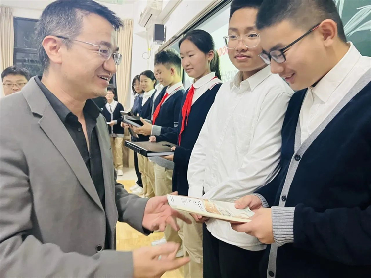 图片2：主题班会上，家长为“最美家风少年”颁奖.jpg