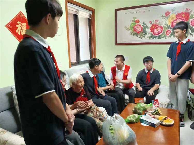 1718094415296035.jpg 图片3:老人与志愿者们亲切交谈.jpg