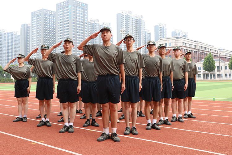 图片3  敬礼，目光坚毅.JPG