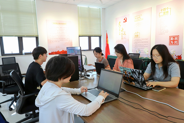 图片14 新闻组成员写稿.JPG