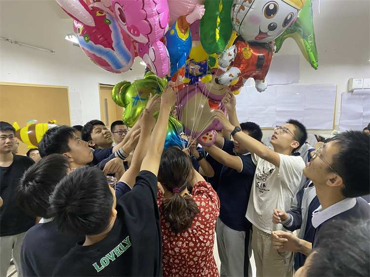 图片5六一儿童节曹老师给班级学生准备惊喜.jpg