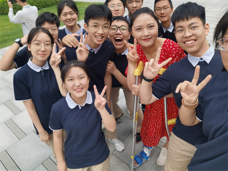 图片7曹老师和学生合影.jpg