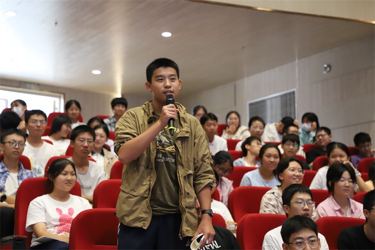 （图片4：学生踊跃发言）.jpg