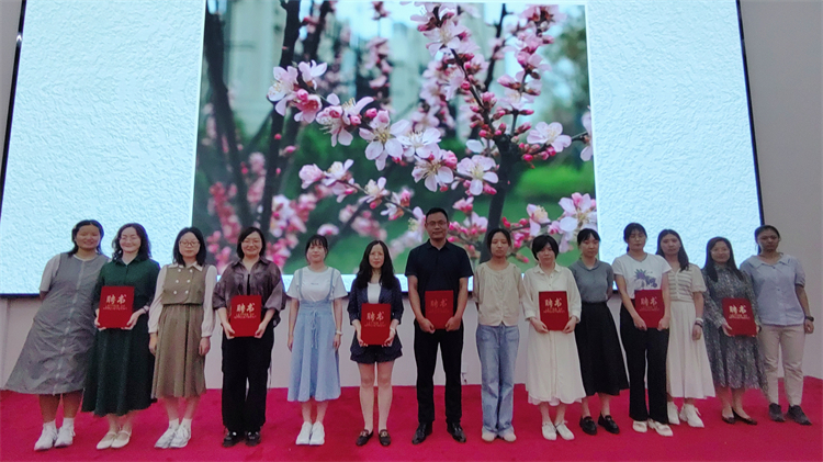 1726301261192369.jpg 图片5新教师与导师合影.jpg