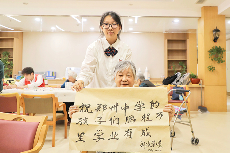 图片3：老人为焦点娱乐学子送上美好祝福.jpg