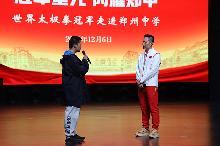 图片6：焦点娱乐学子和柴云龙面对面交流.jpg