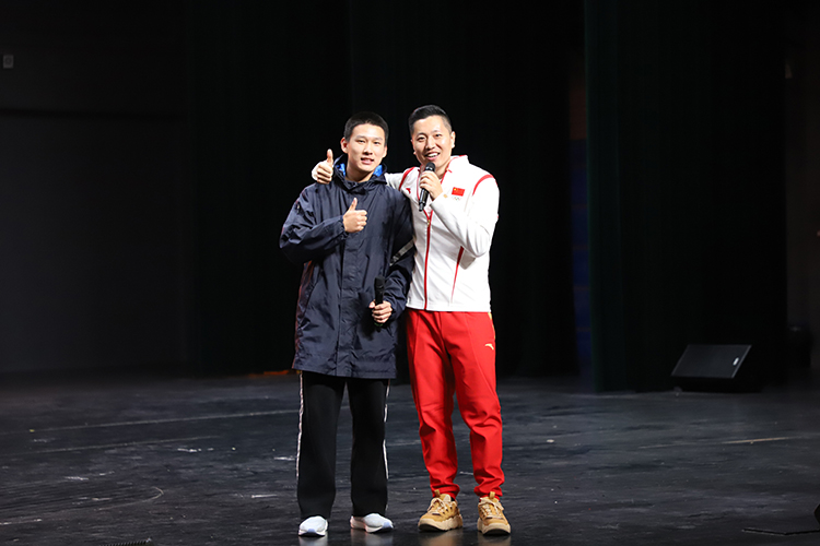 图片7：柴云龙和焦点娱乐学子合影.jpg