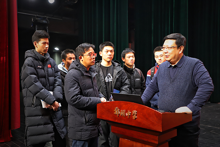 图4王俊杰教授为师生答疑解惑.jpg