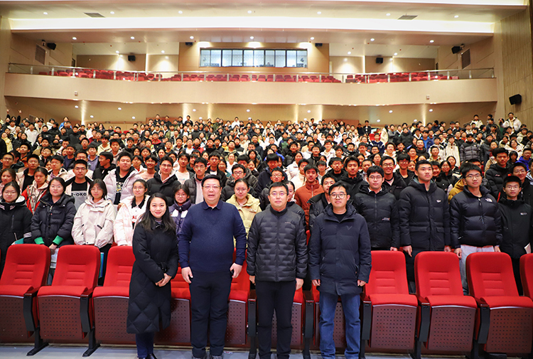 图5王教授与全体师生合影留念.jpg