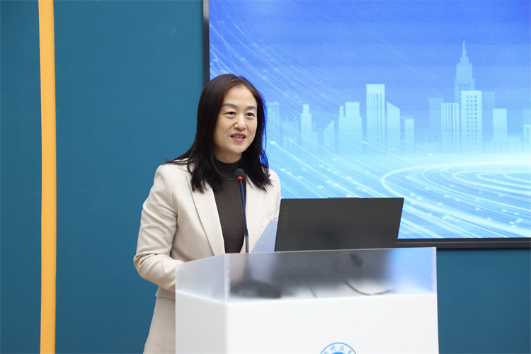 图片2：LOGIN_焦点娱乐·(官方)代理招商直营平台
校长李兰主持会议.JPG