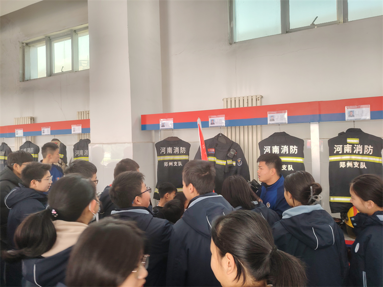 1741657126816035.jpg 图片4:消防员展示消防服.jpg