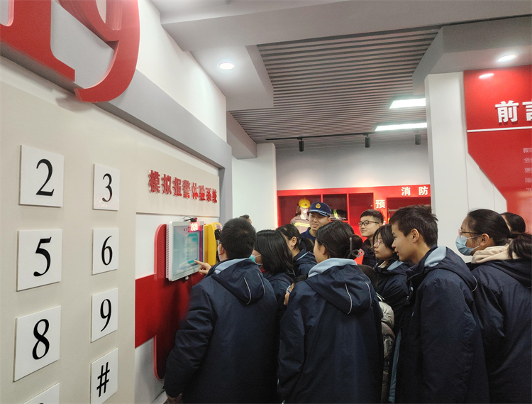 1741657174108588.jpg 图片7:同学们参与互动体验装置.jpg