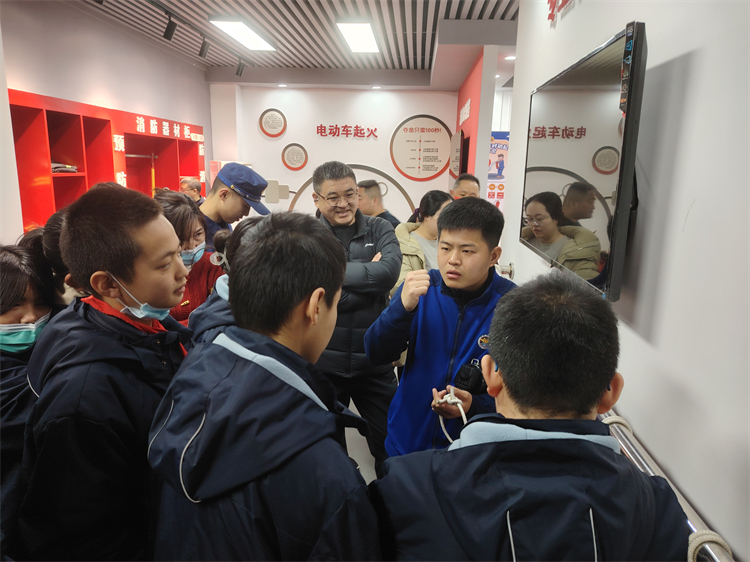 1741657187447466.jpg 图片8:消防员讲授消防安全知识.jpg