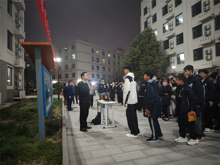 1742263663453506.jpg 图片7:班级安全员向指挥长汇报班级情况.jpg