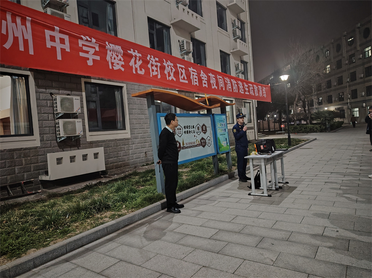 1742263695535094.jpg 图片9:高新区消防救援大队方名杰对演练进行点评.jpg