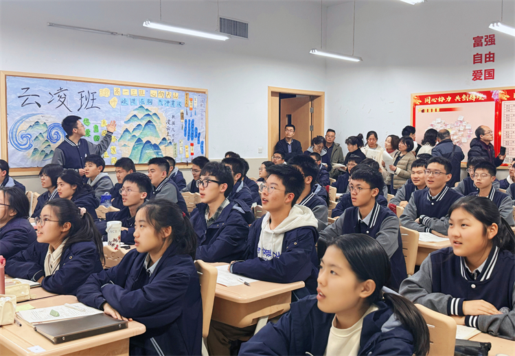 1742543235764586.jpg 图4:高一(3)班介绍班级文化墙.jpg