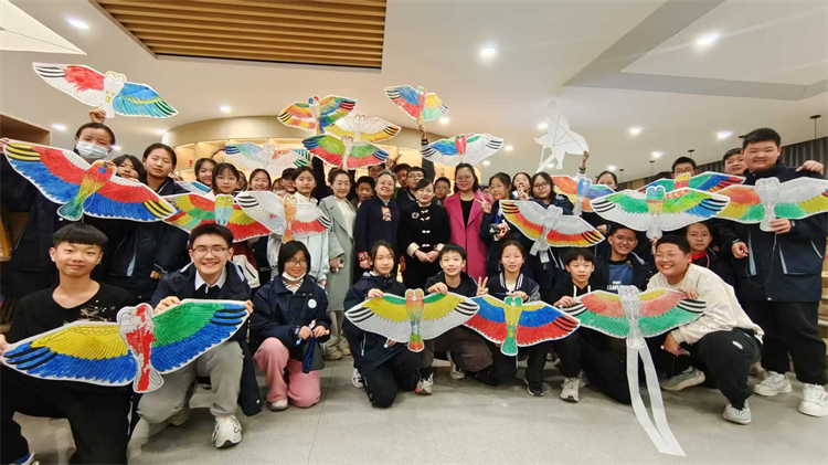 1743671183219242.jpg 图片2 :宋长虹女士传承风筝制作技艺.jpg