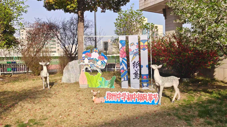 1743671268872310.jpg 图9:紫藤花园里的展图.jpg