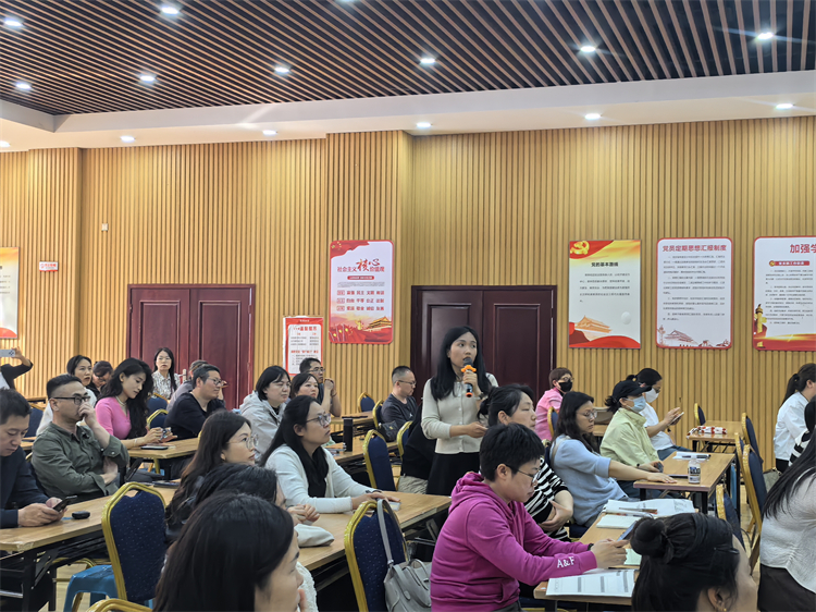 1744676887238040.jpg 图片3:家长认真聆听并做记录.jpg