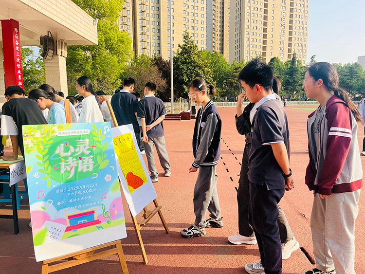 1745489102555396.jpg 图片1:活动现场学生驻足观看.jpg