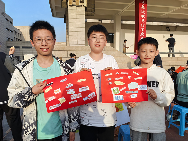 1745489207416432.jpg 图片7:学生开心地展示自己的作品6.jpg