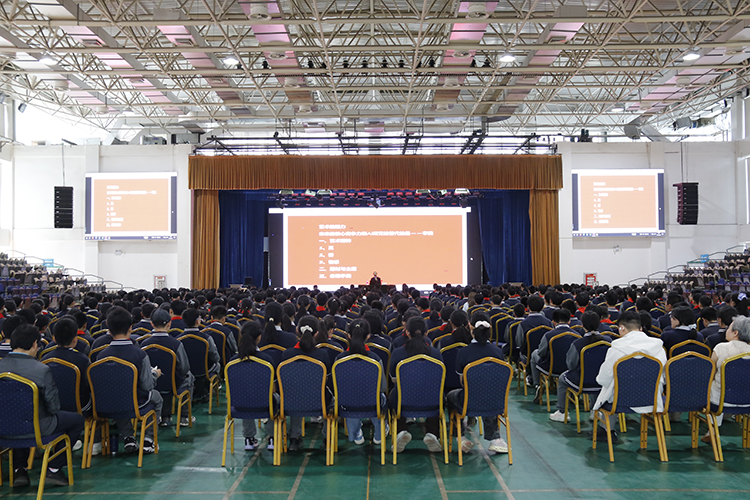 1745716808981755.jpg 图片2张教授为初中同学带来精彩讲座.JPG