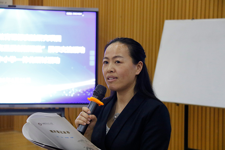 1745716981129069.jpg 图1:高新区教研员杨苏娟主持会议.JPG