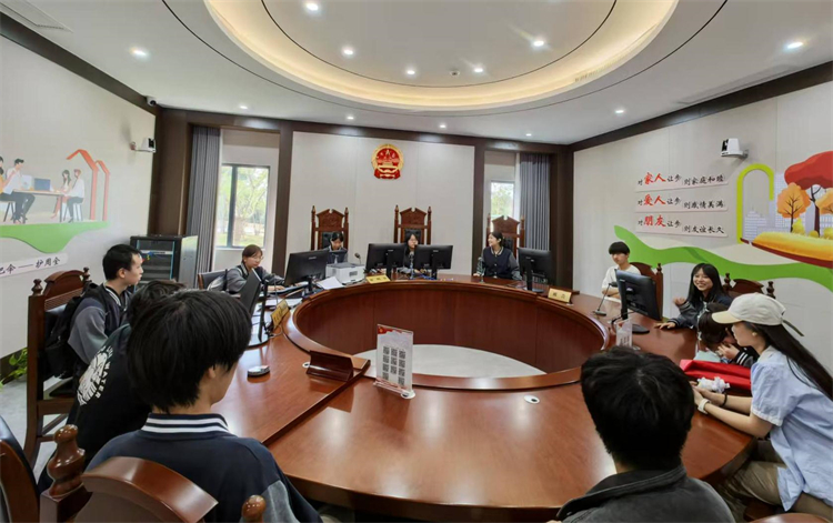 图片5：感受模拟审判.jpg