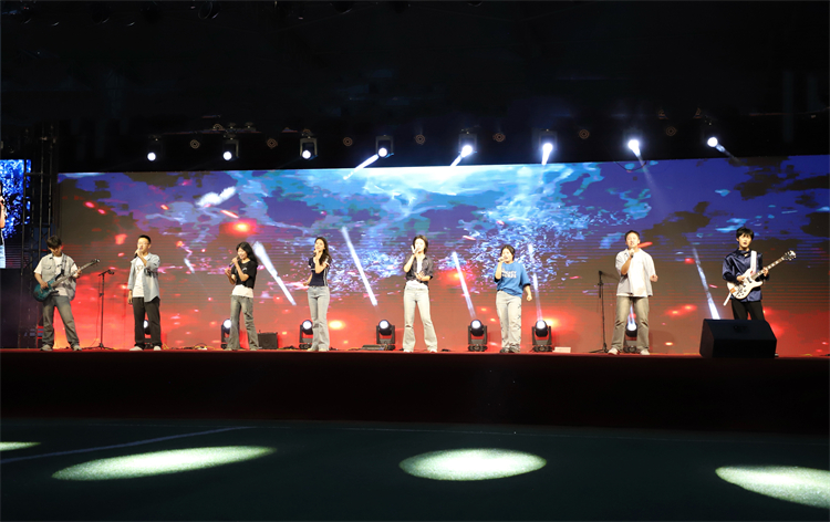 1746498946619073.jpg 图四:歌曲联唱《就是青春》.jpg