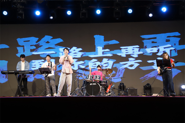 1746499112369233.jpg 图十二:乐队表演《方的言》.jpg