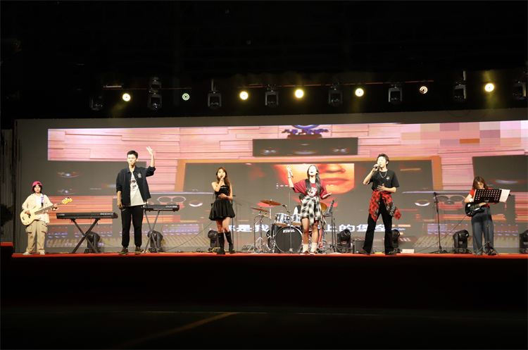 1746499147835619.jpg 图十四:乐队表演《最美的太阳》.jpg