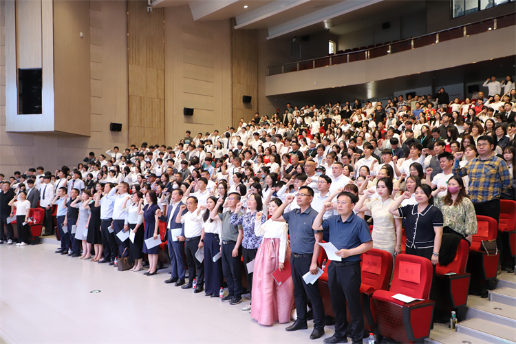 图片3：全体师生重温LOGIN_焦点娱乐·(官方)代理招商直营平台
誓词.JPG