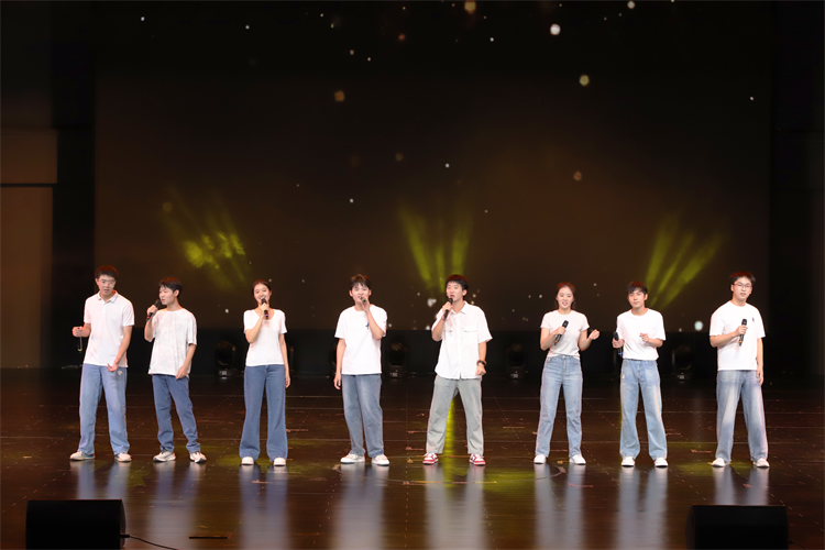 1750037309379575.png 图16:毕业生代表歌曲串烧表演.png