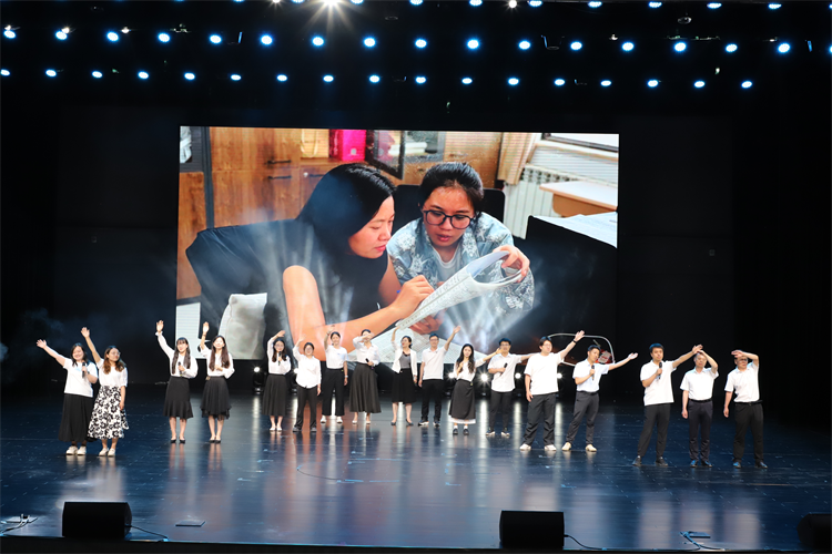 1750037390122689.png 图21:高三班主任献唱.png