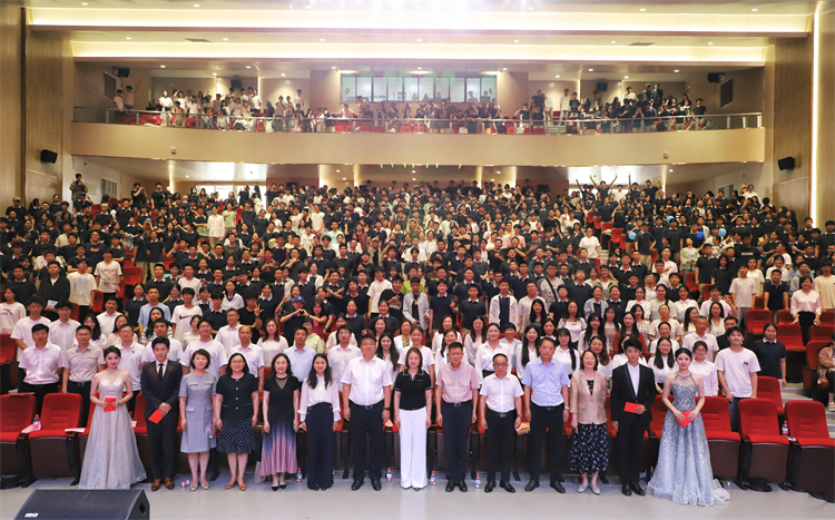 1750037407342652.jpg 图22:师生大合照.jpg