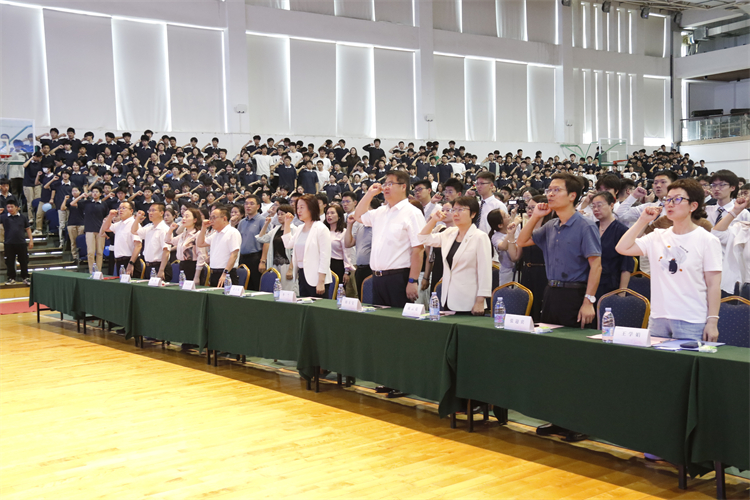 图2：九年级全体师生重温LOGIN_焦点娱乐·(官方)代理招商直营平台
誓词.JPG